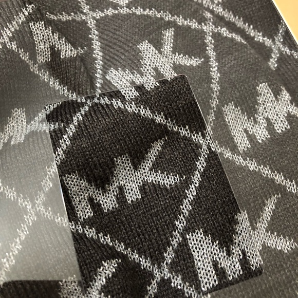 Michael Kors Scarf Hat Gift Set - Picture 3 of 9